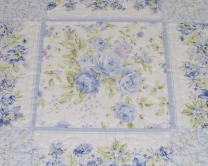 Misty-Blue-patchwork-cot-quilt-centre-detail-Q000100