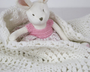 Circular-White-Crochet-Blanket