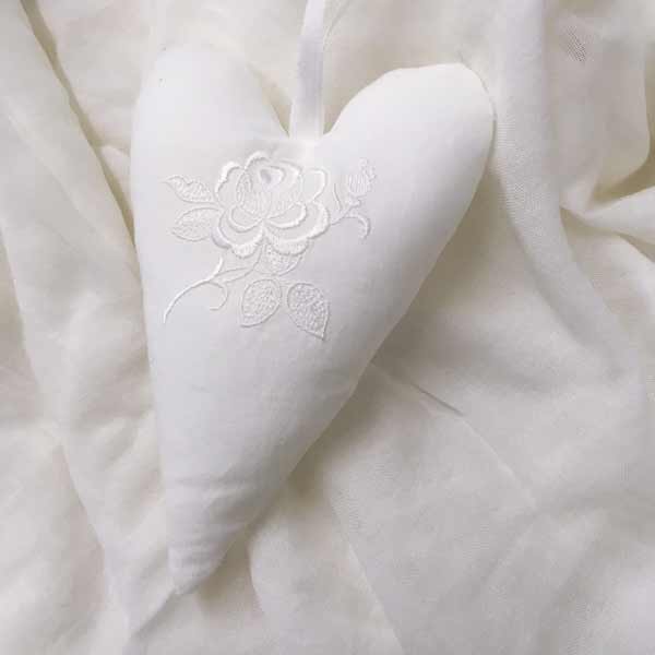 Single Rose heart in white front